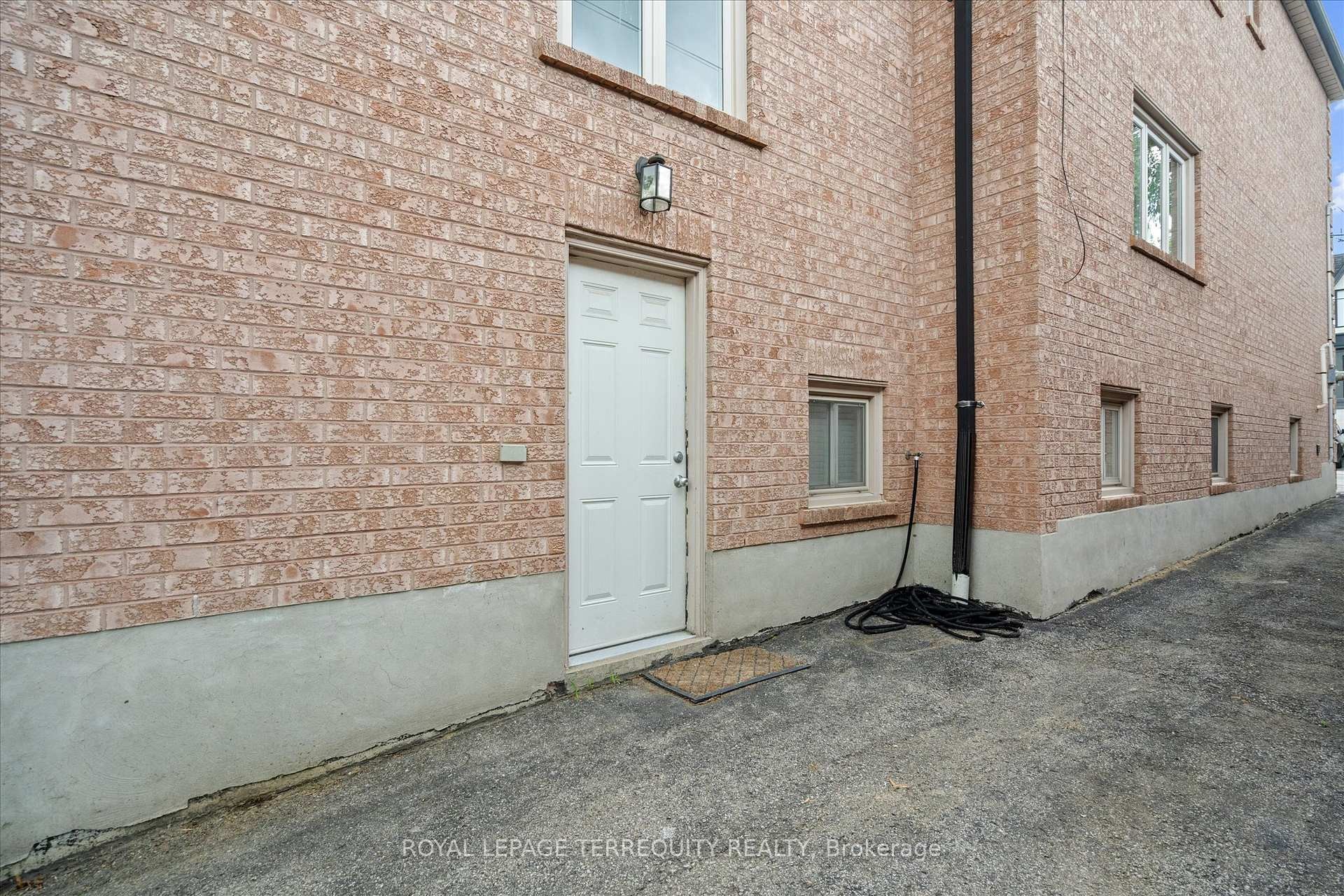 









384


Winnett

Avenue,
Toronto,




ON
M6C 3M1

