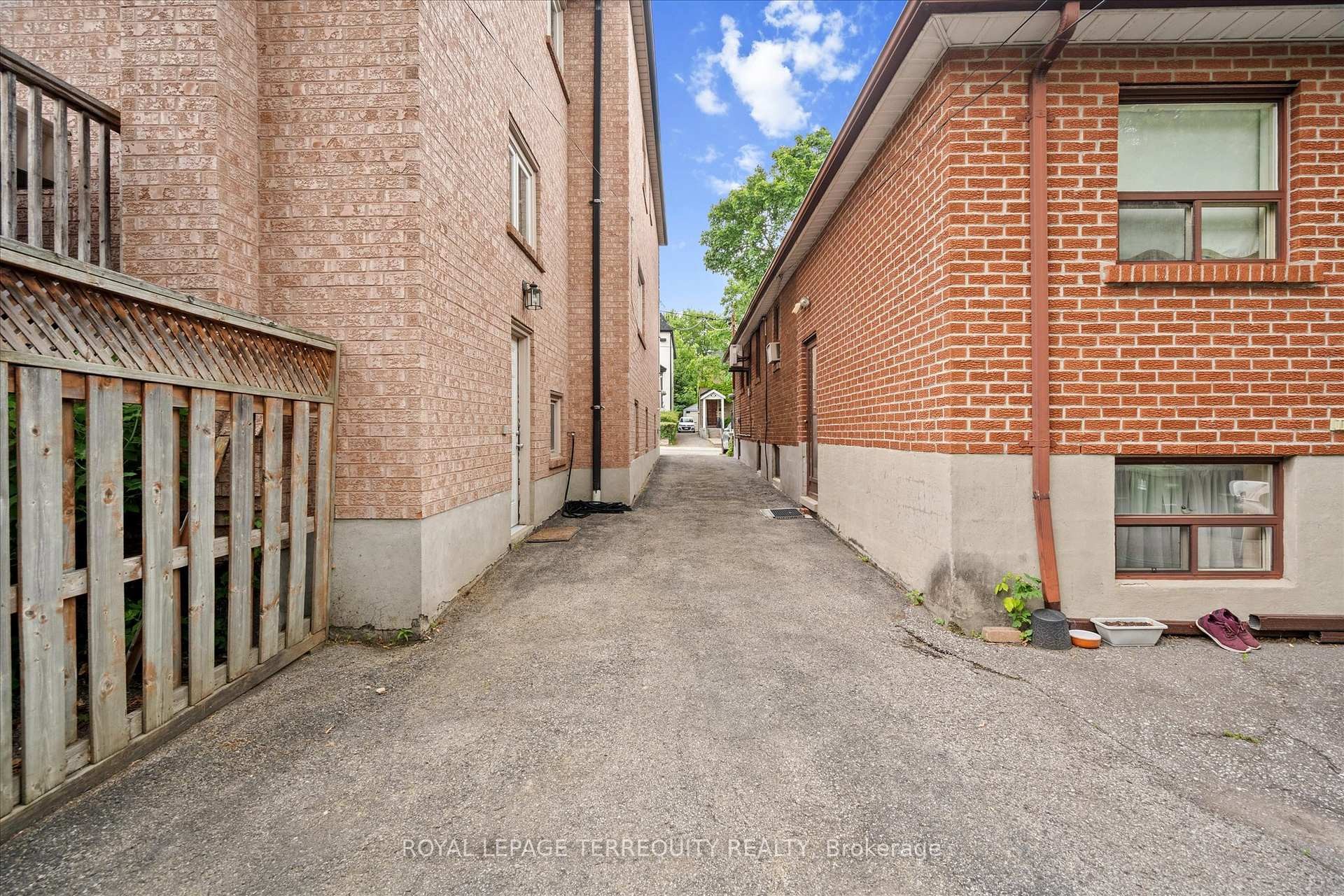 









384


Winnett

Avenue,
Toronto,




ON
M6C 3M1

