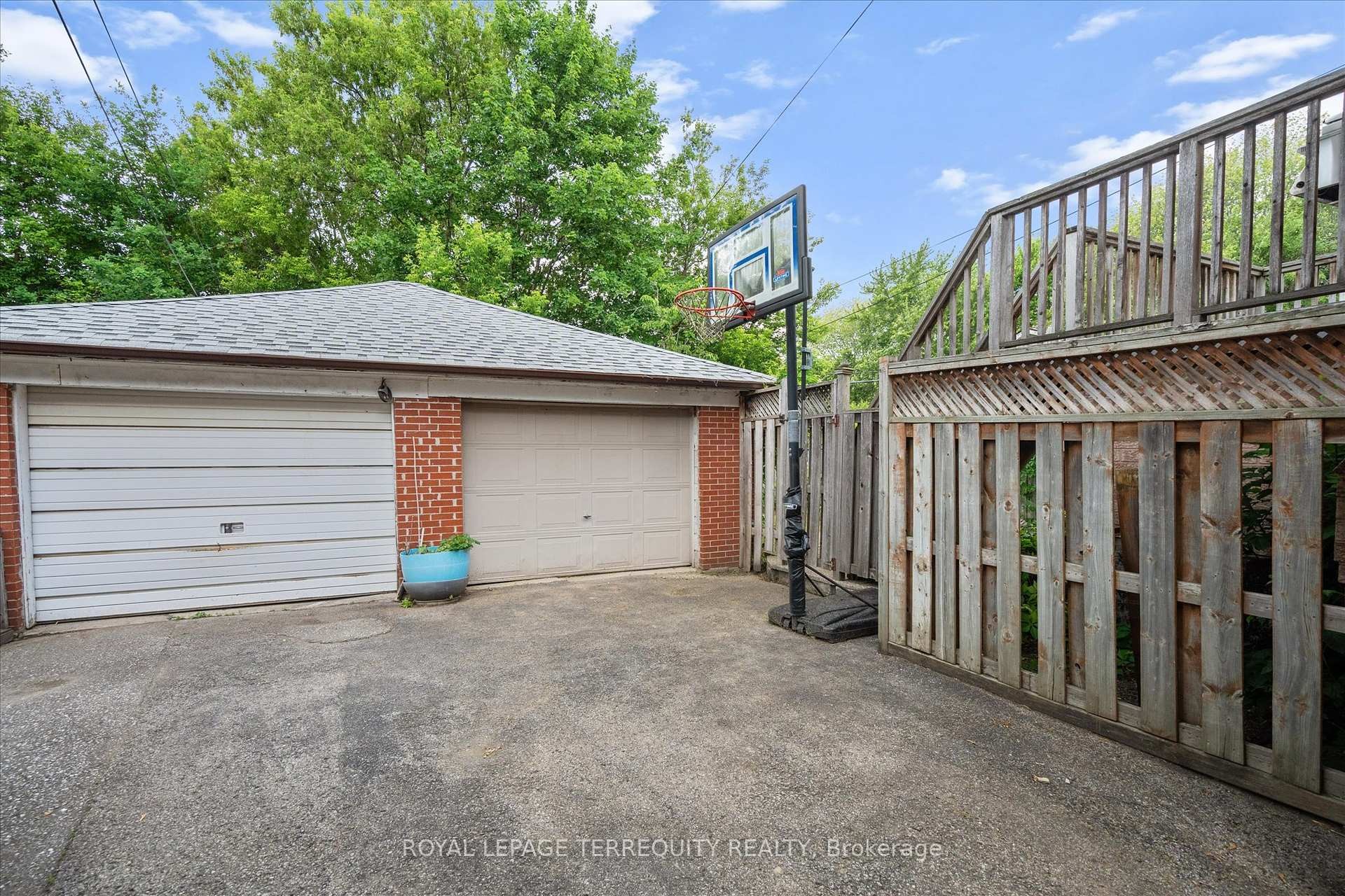 









384


Winnett

Avenue,
Toronto,




ON
M6C 3M1

