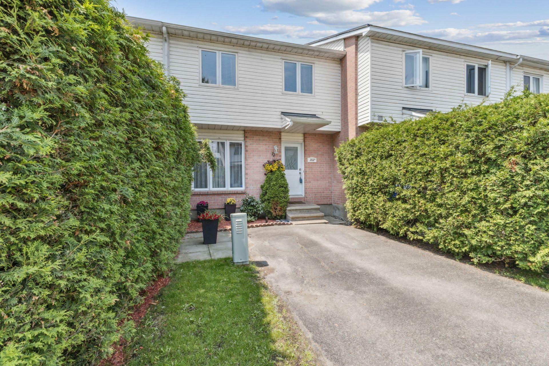 









202D


Rue des Tulipes

,
Gatineau (Gatineau),




QC
J8R2K7

