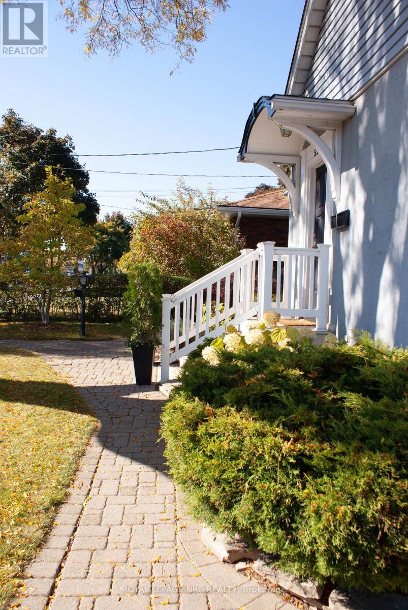 












553 CARLTON STREET

,
St. Catharines (Carlton/Bunting),




Ontario
L2M4X6

