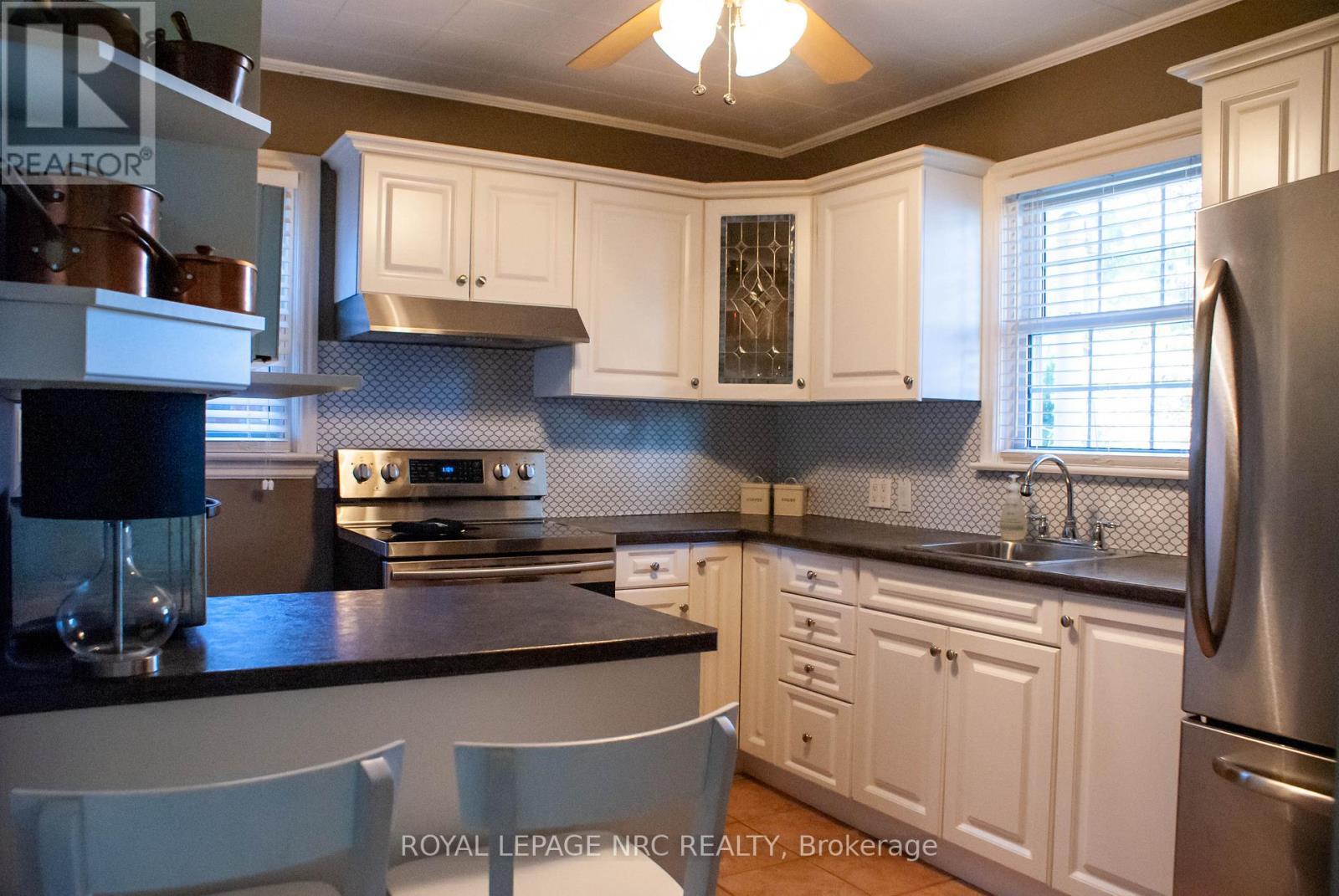 












553 CARLTON STREET

,
St. Catharines (Carlton/Bunting),




Ontario
L2M4X6

