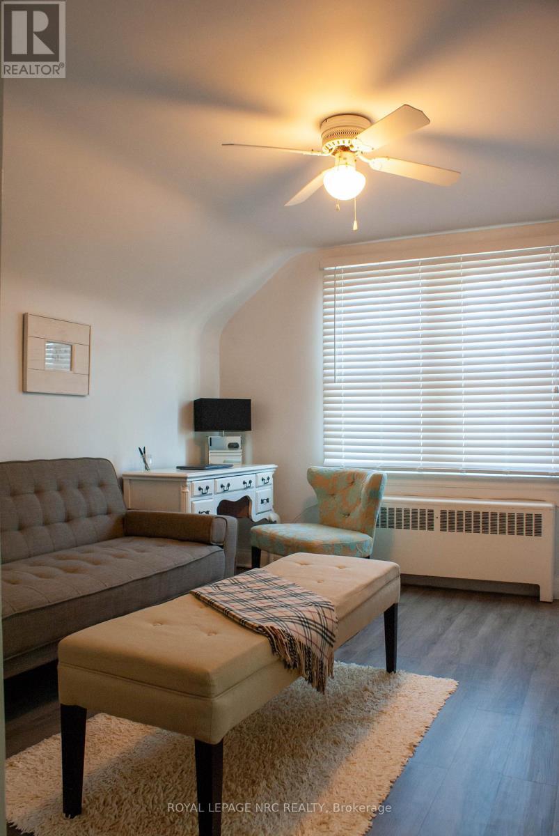 












553 CARLTON STREET

,
St. Catharines (Carlton/Bunting),




Ontario
L2M4X6

