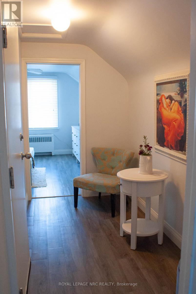 












553 CARLTON STREET

,
St. Catharines (Carlton/Bunting),




Ontario
L2M4X6

