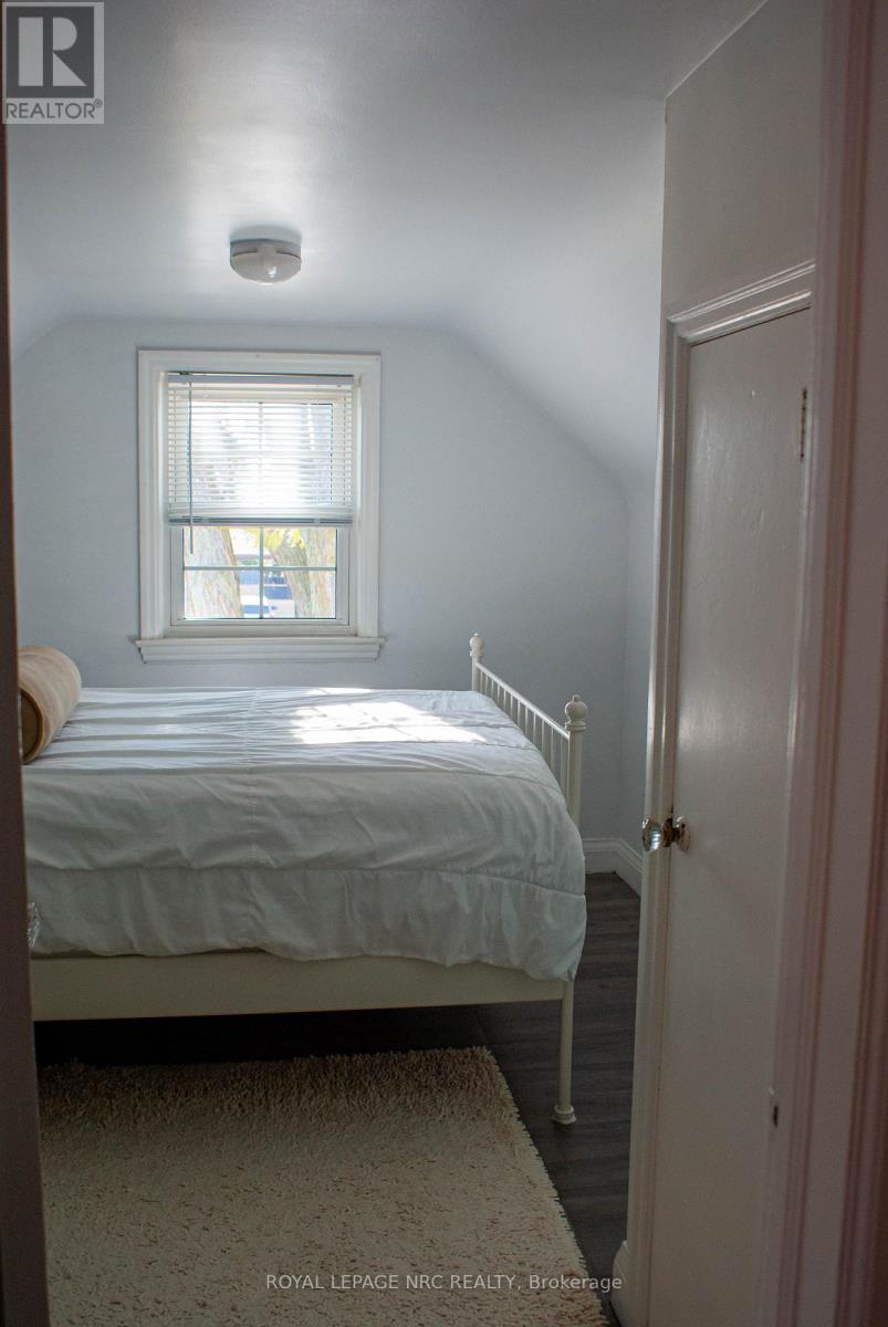 












553 CARLTON STREET

,
St. Catharines (Carlton/Bunting),




Ontario
L2M4X6

