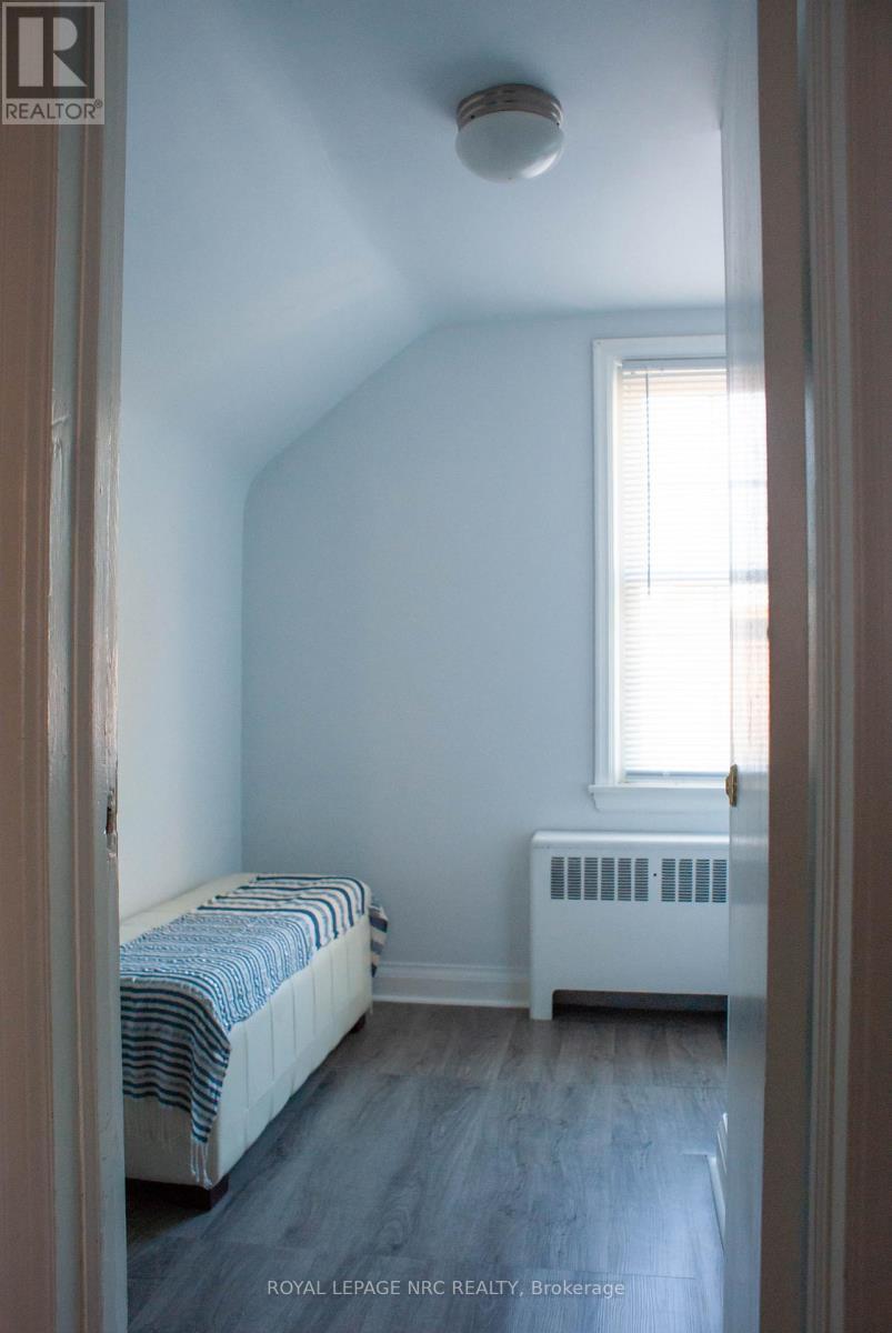 












553 CARLTON STREET

,
St. Catharines (Carlton/Bunting),




Ontario
L2M4X6

