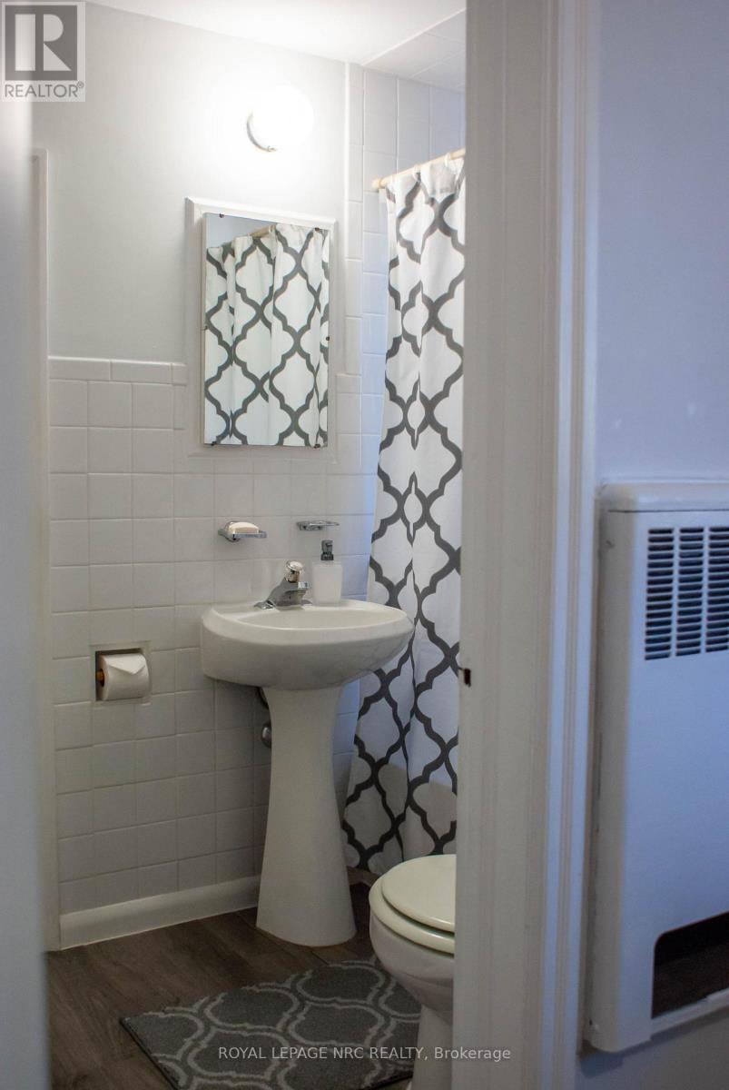 












553 CARLTON STREET

,
St. Catharines (Carlton/Bunting),




Ontario
L2M4X6

