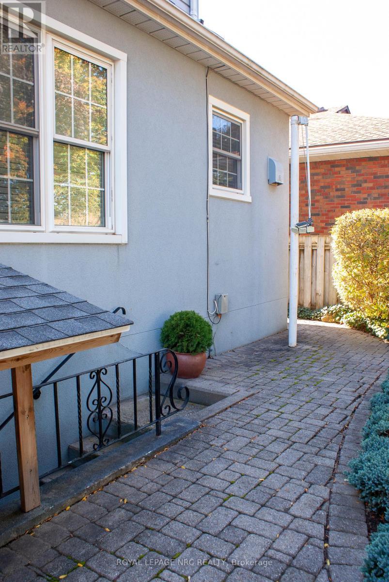 












553 CARLTON STREET

,
St. Catharines (Carlton/Bunting),




Ontario
L2M4X6

