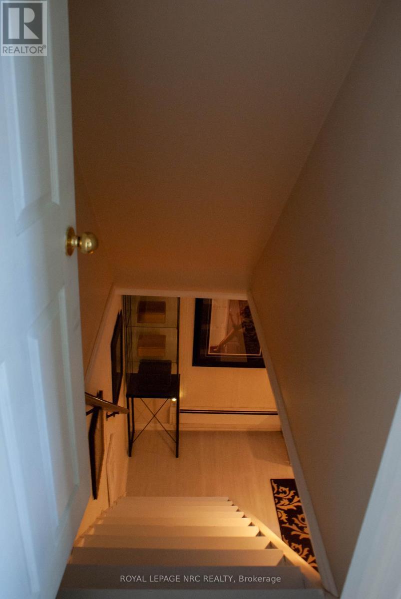 












553 CARLTON STREET

,
St. Catharines (Carlton/Bunting),




Ontario
L2M4X6

