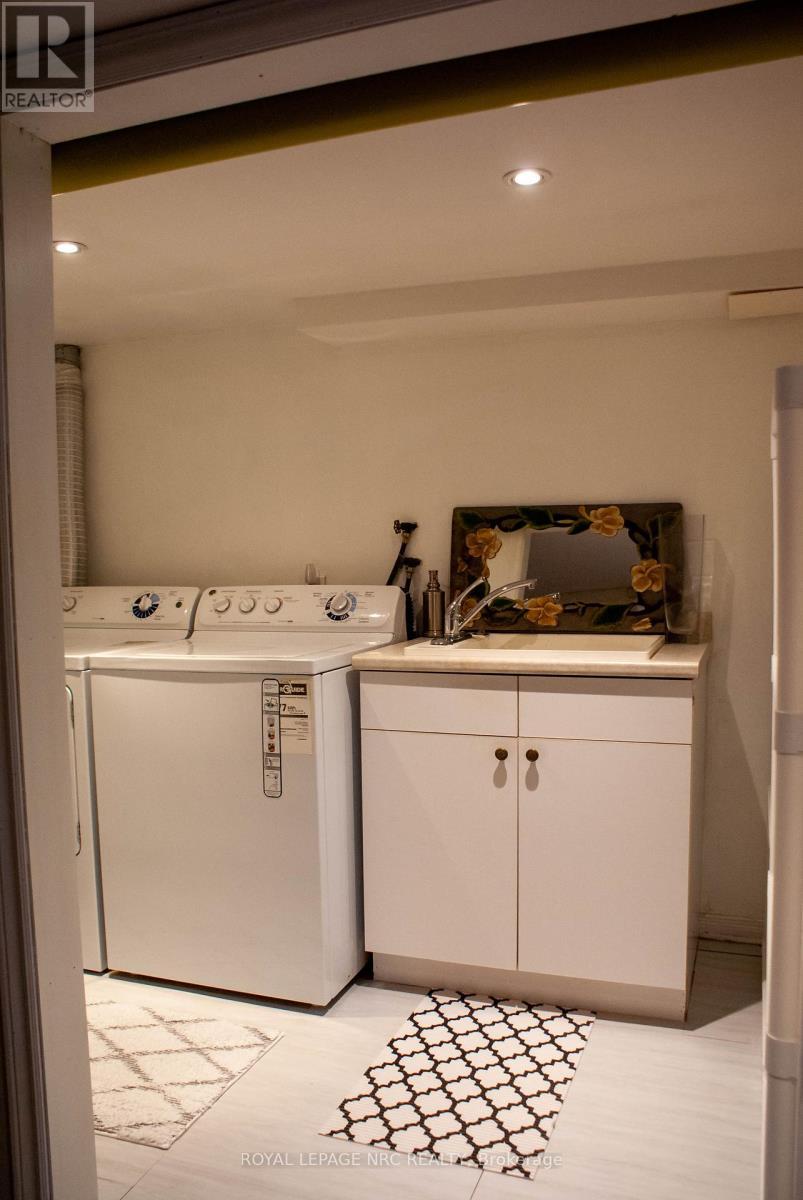 












553 CARLTON STREET

,
St. Catharines (Carlton/Bunting),




Ontario
L2M4X6

