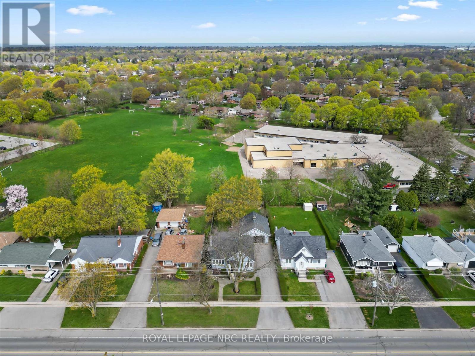 












553 CARLTON STREET

,
St. Catharines (Carlton/Bunting),




Ontario
L2M4X6

