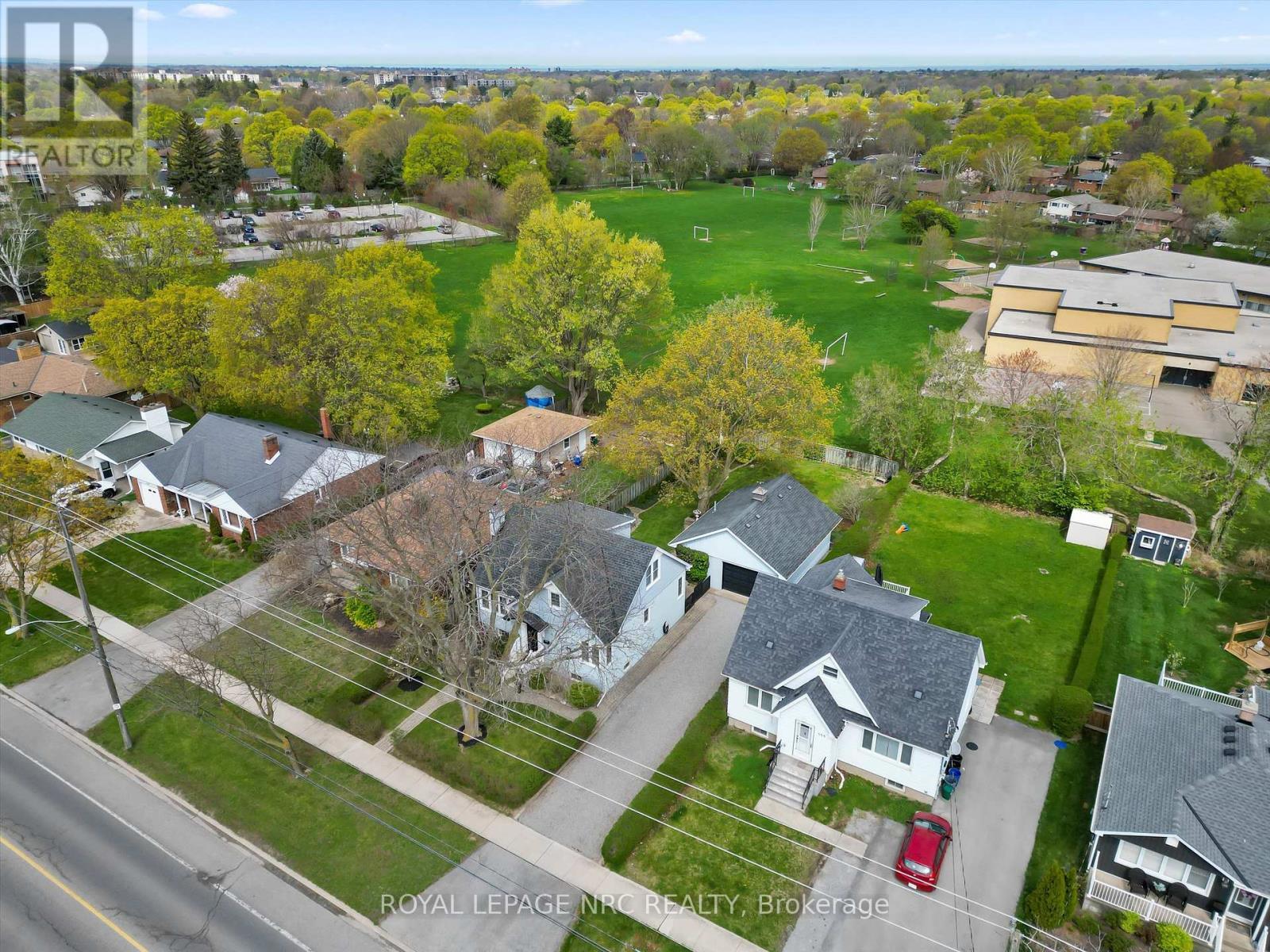 












553 CARLTON STREET

,
St. Catharines (Carlton/Bunting),




Ontario
L2M4X6

