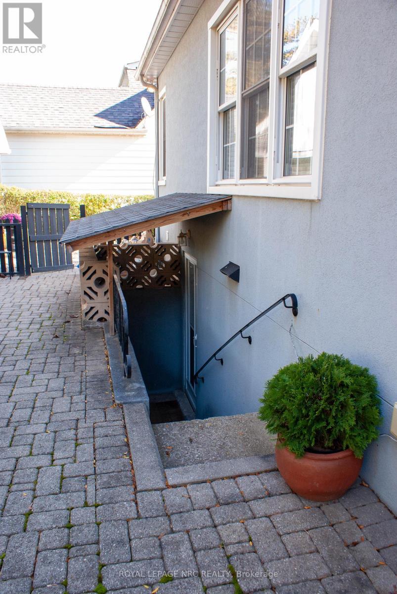 












553 CARLTON STREET

,
St. Catharines (Carlton/Bunting),




Ontario
L2M4X6

