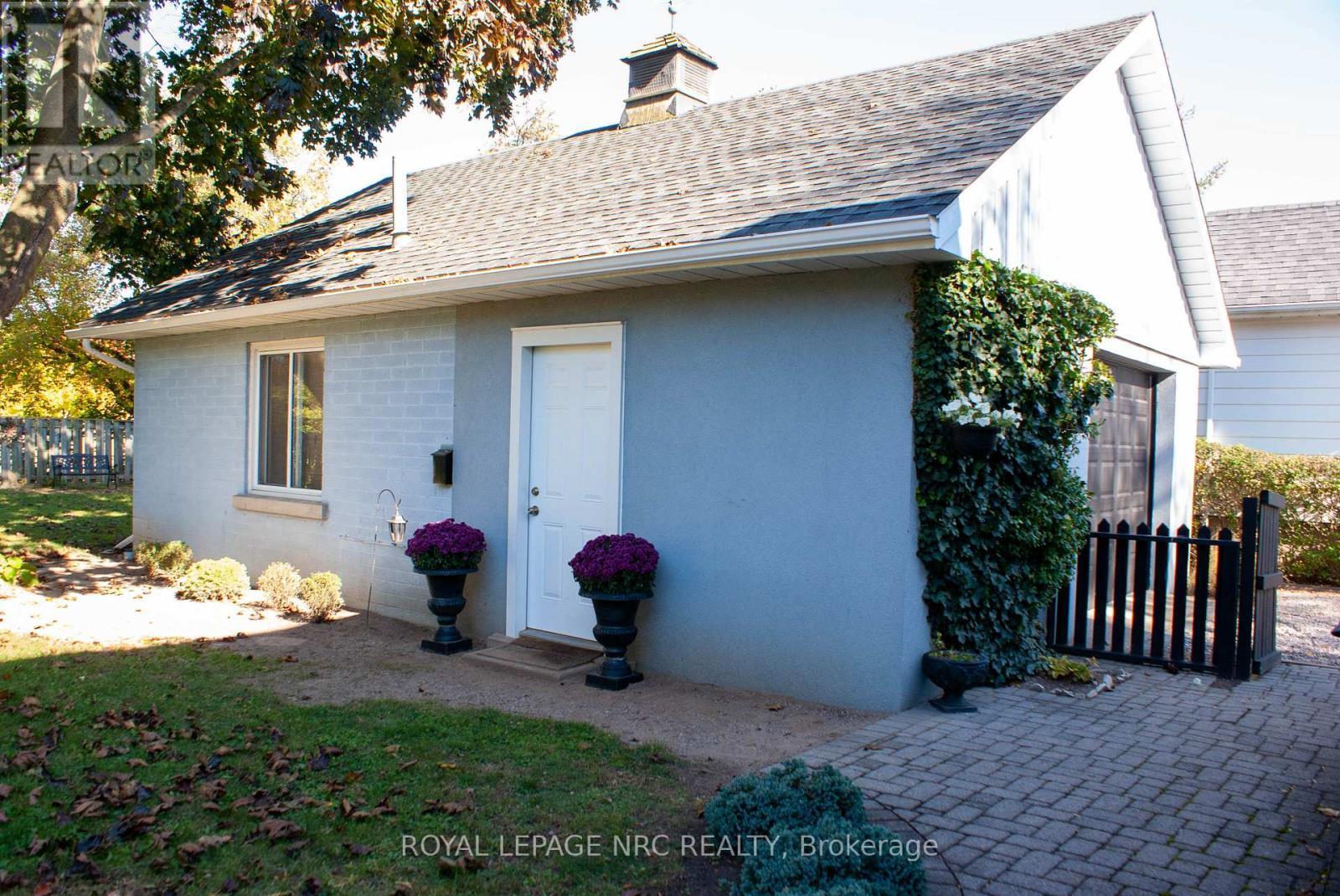 












553 CARLTON STREET

,
St. Catharines (Carlton/Bunting),




Ontario
L2M4X6

