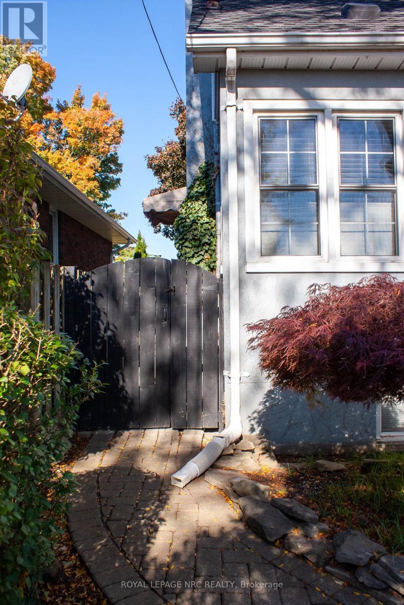 












553 CARLTON STREET

,
St. Catharines (Carlton/Bunting),




Ontario
L2M4X6

