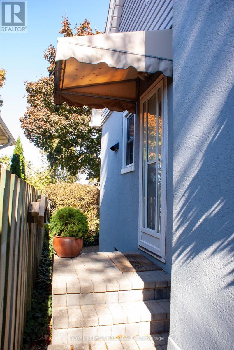 












553 CARLTON STREET

,
St. Catharines (Carlton/Bunting),




Ontario
L2M4X6

