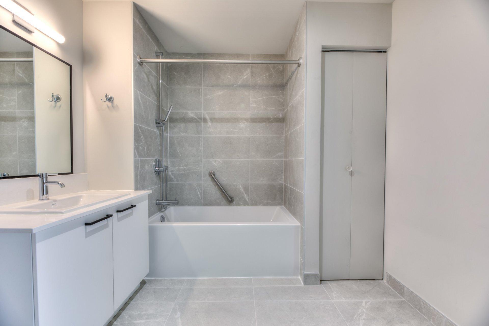 









8325


Av. Christophe-Colomb

, 210,
Montréal (Villeray/Saint-Michel/Parc-Extension),




QC
H2P0C3

