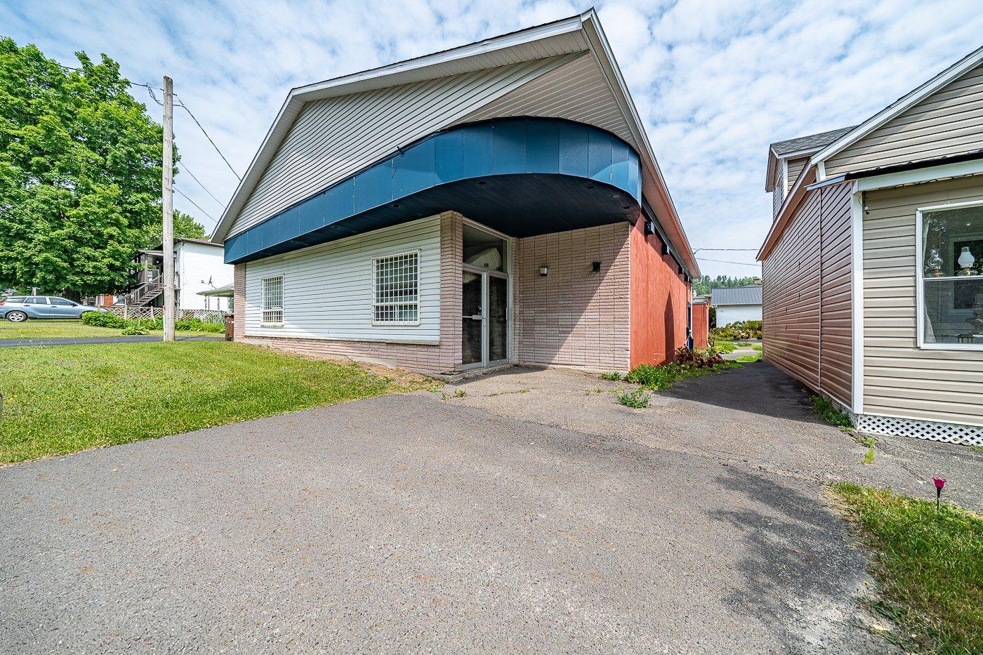 









174Z


Rue Manville O.

,
Val-des-Sources,




QC
J1T1G4

