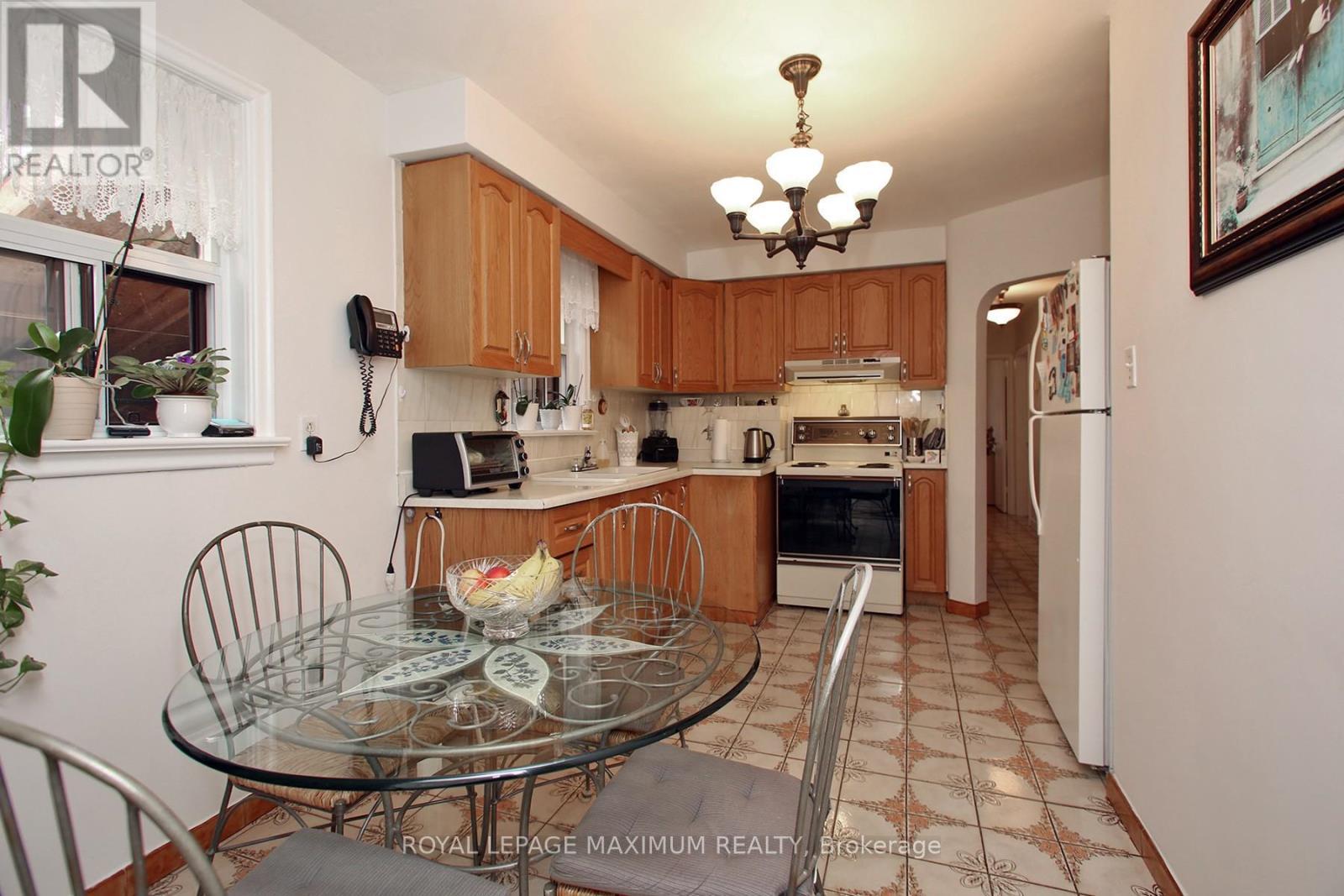 












938 KENNEDY ROAD

,
Toronto,




Ontario
M1K2G3

