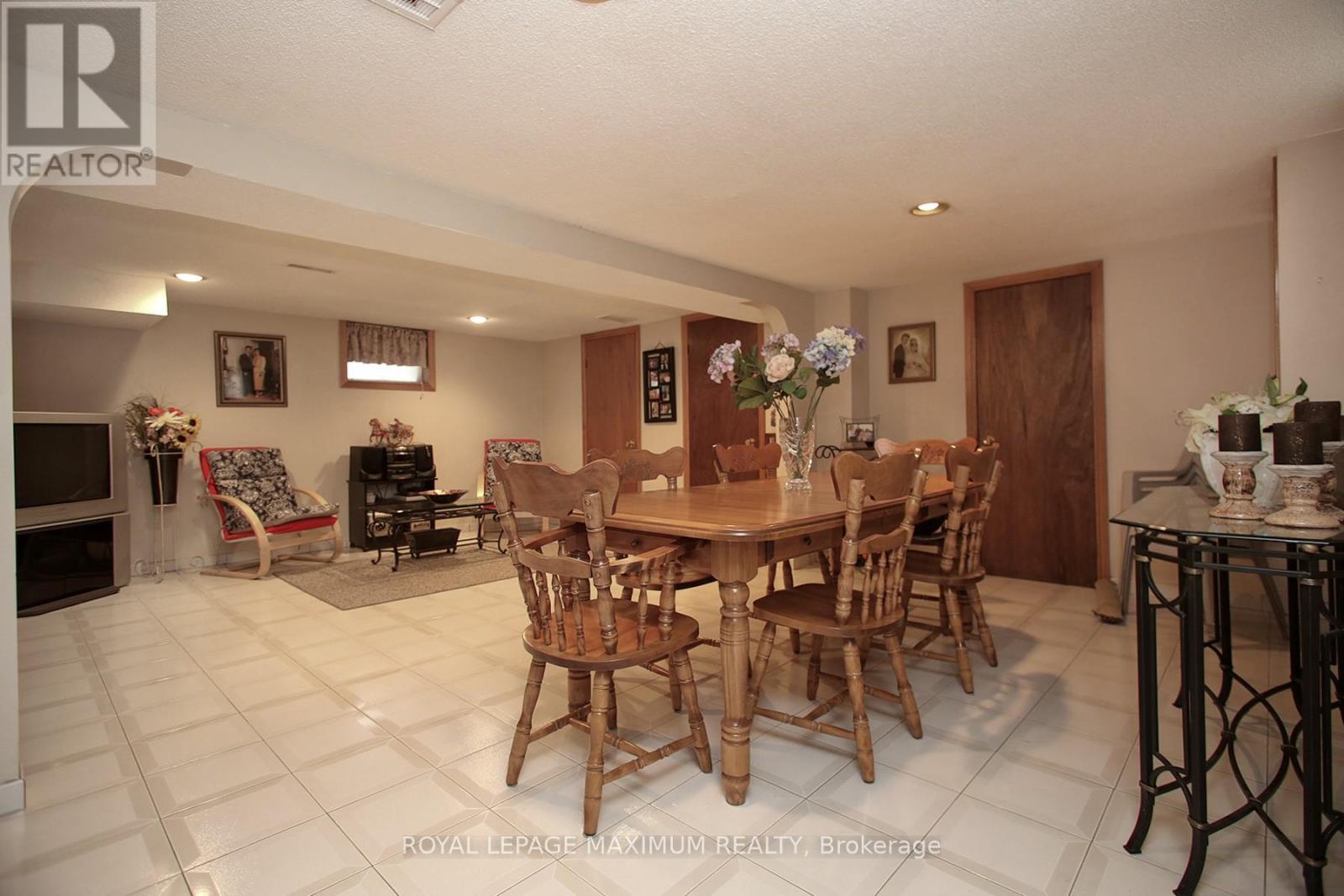 












938 KENNEDY ROAD

,
Toronto,




Ontario
M1K2G3

