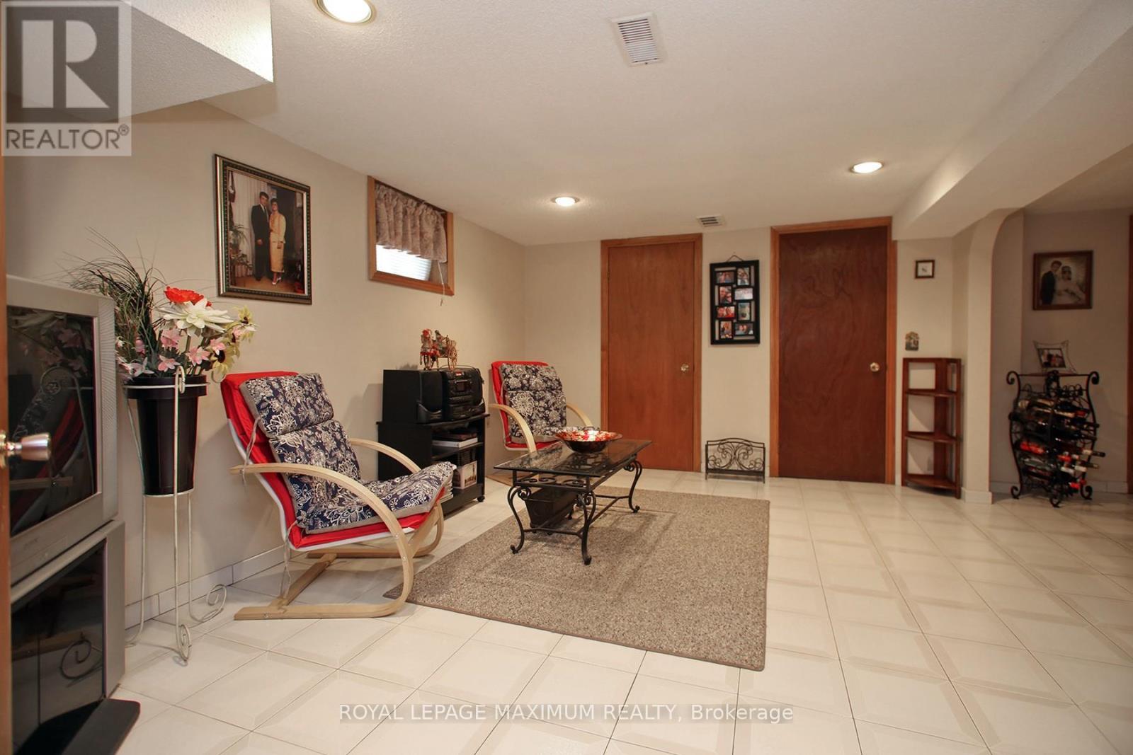 












938 KENNEDY ROAD

,
Toronto,




Ontario
M1K2G3

