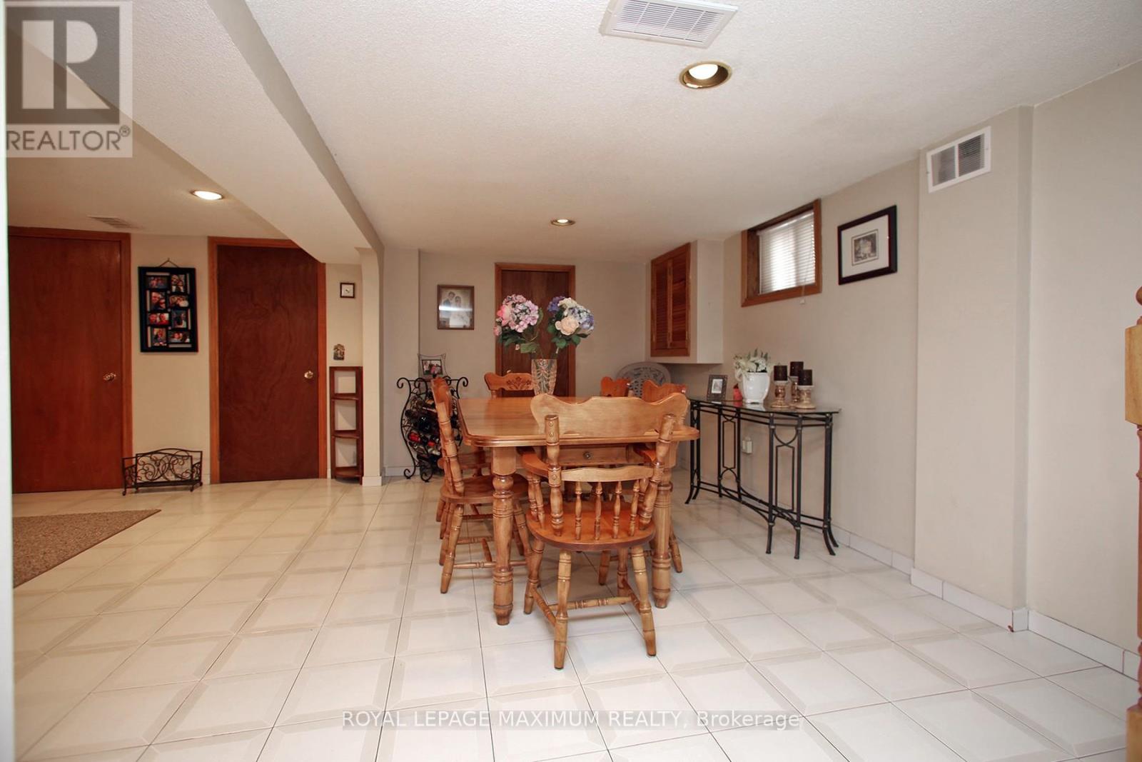 












938 KENNEDY ROAD

,
Toronto,




Ontario
M1K2G3

