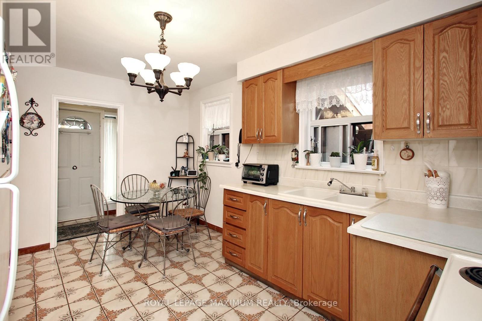 












938 KENNEDY ROAD

,
Toronto,




Ontario
M1K2G3

