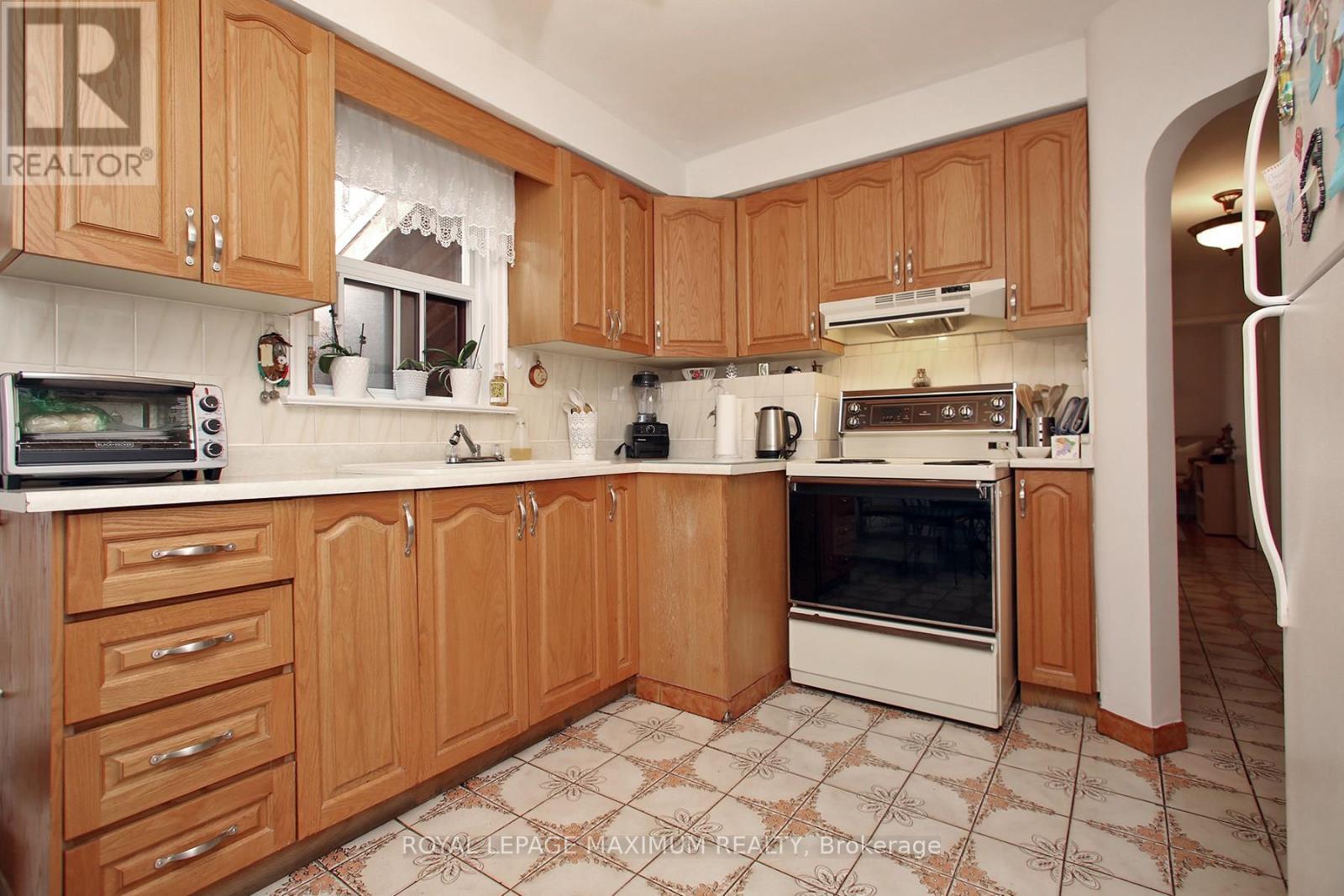 












938 KENNEDY ROAD

,
Toronto,




Ontario
M1K2G3

