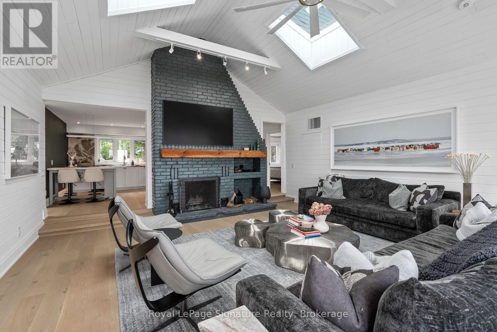 












137 BAYVIEW AVENUE

,
Blue Mountains,




Ontario
N0H1J0


