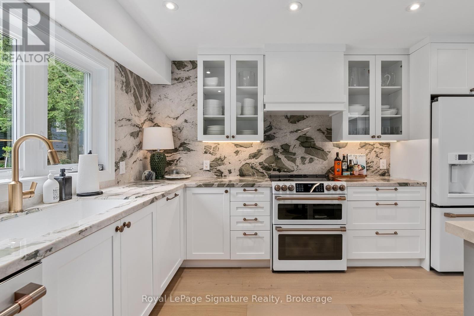 












137 BAYVIEW AVENUE

,
Blue Mountains,




Ontario
N0H1J0

