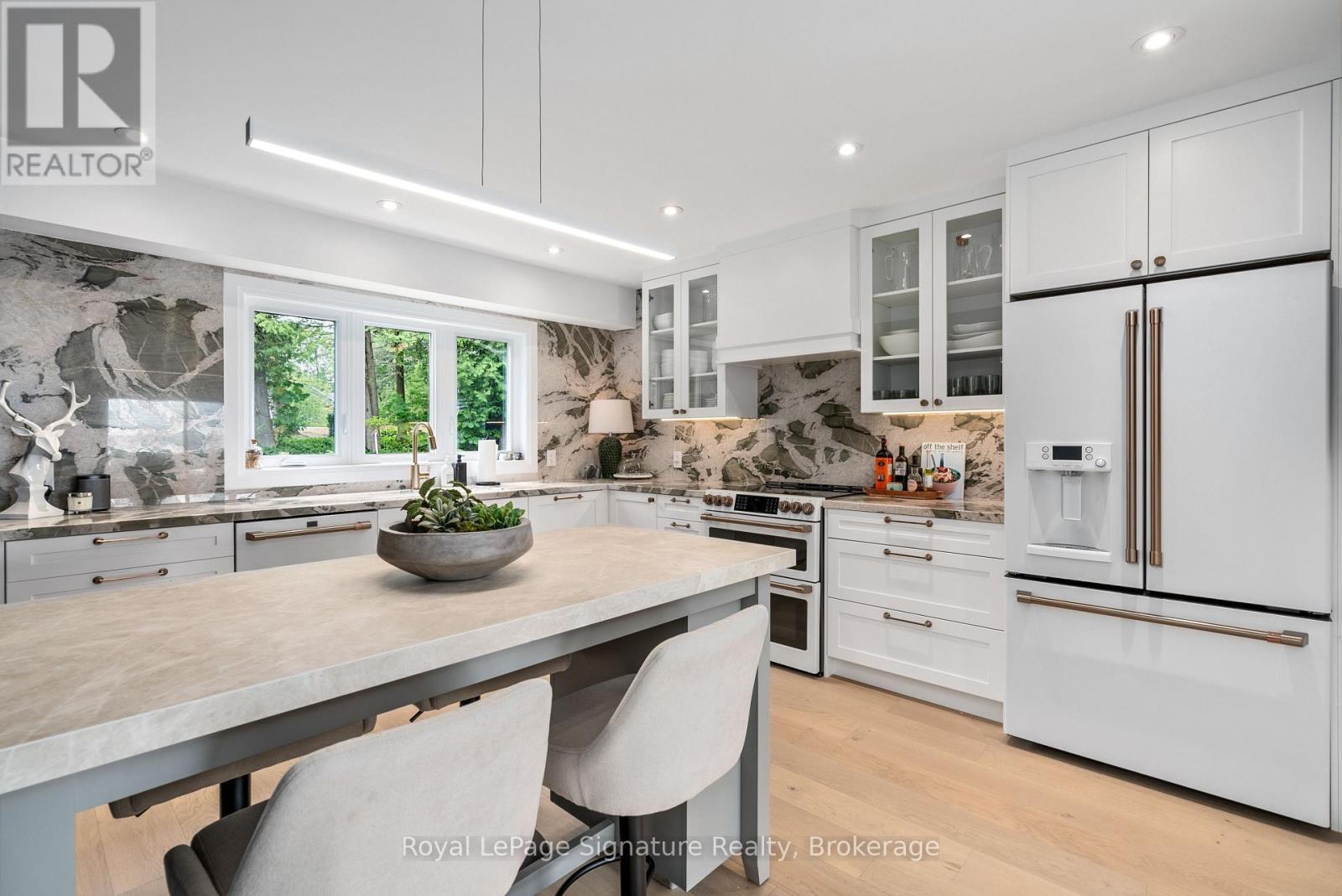 












137 BAYVIEW AVENUE

,
Blue Mountains,




Ontario
N0H1J0

