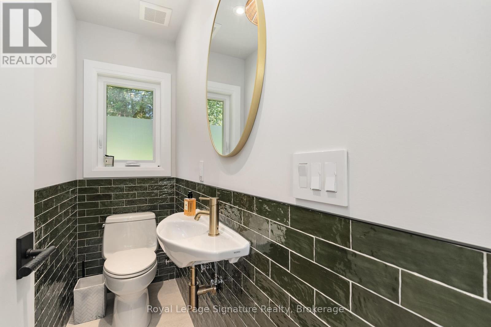 












137 BAYVIEW AVENUE

,
Blue Mountains,




Ontario
N0H1J0

