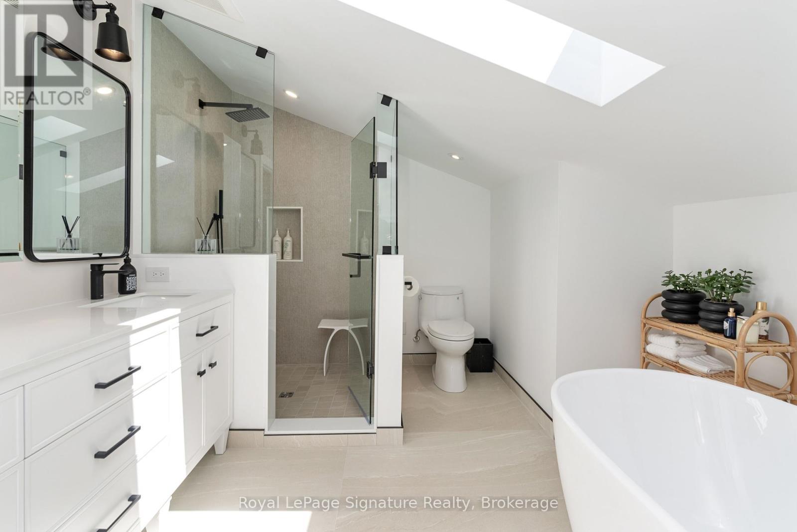 












137 BAYVIEW AVENUE

,
Blue Mountains,




Ontario
N0H1J0

