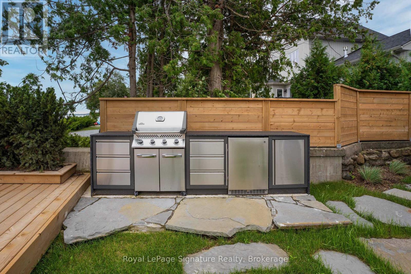 












137 BAYVIEW AVENUE

,
Blue Mountains,




Ontario
N0H1J0

