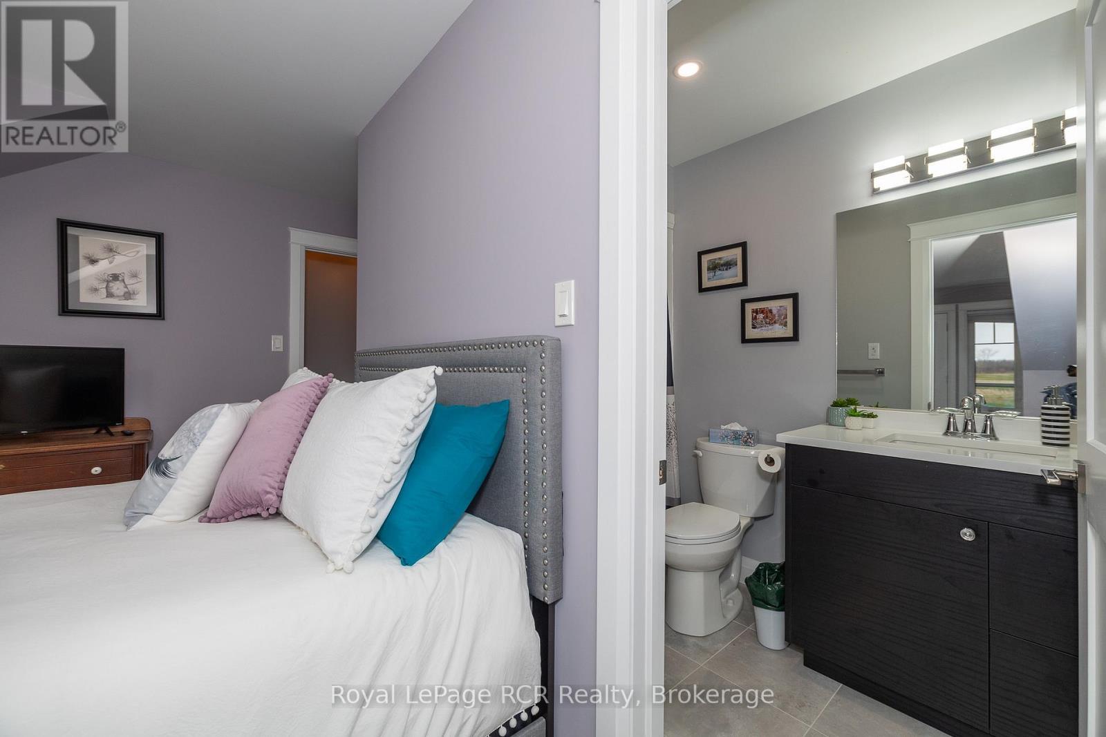 












133 HAWTHORN CRESCENT

,
Georgian Bluffs,




Ontario
N0H1S0

