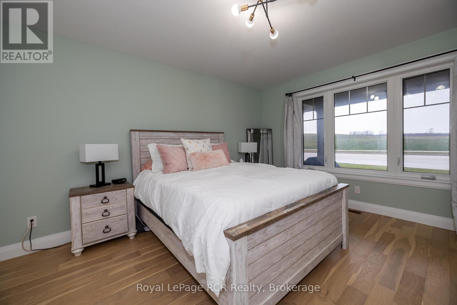 












133 HAWTHORN CRESCENT

,
Georgian Bluffs,




Ontario
N0H1S0

