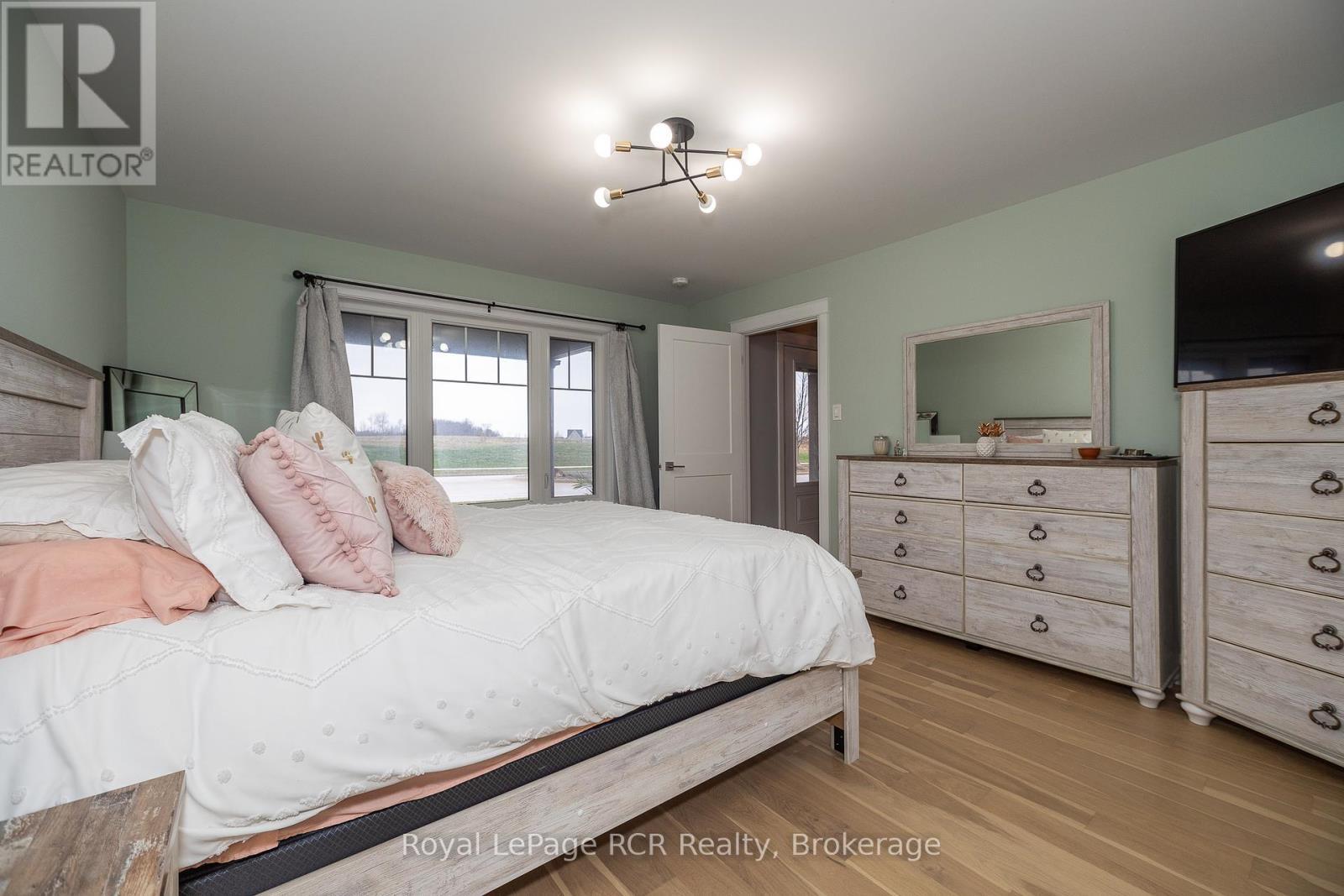 












133 HAWTHORN CRESCENT

,
Georgian Bluffs,




Ontario
N0H1S0


