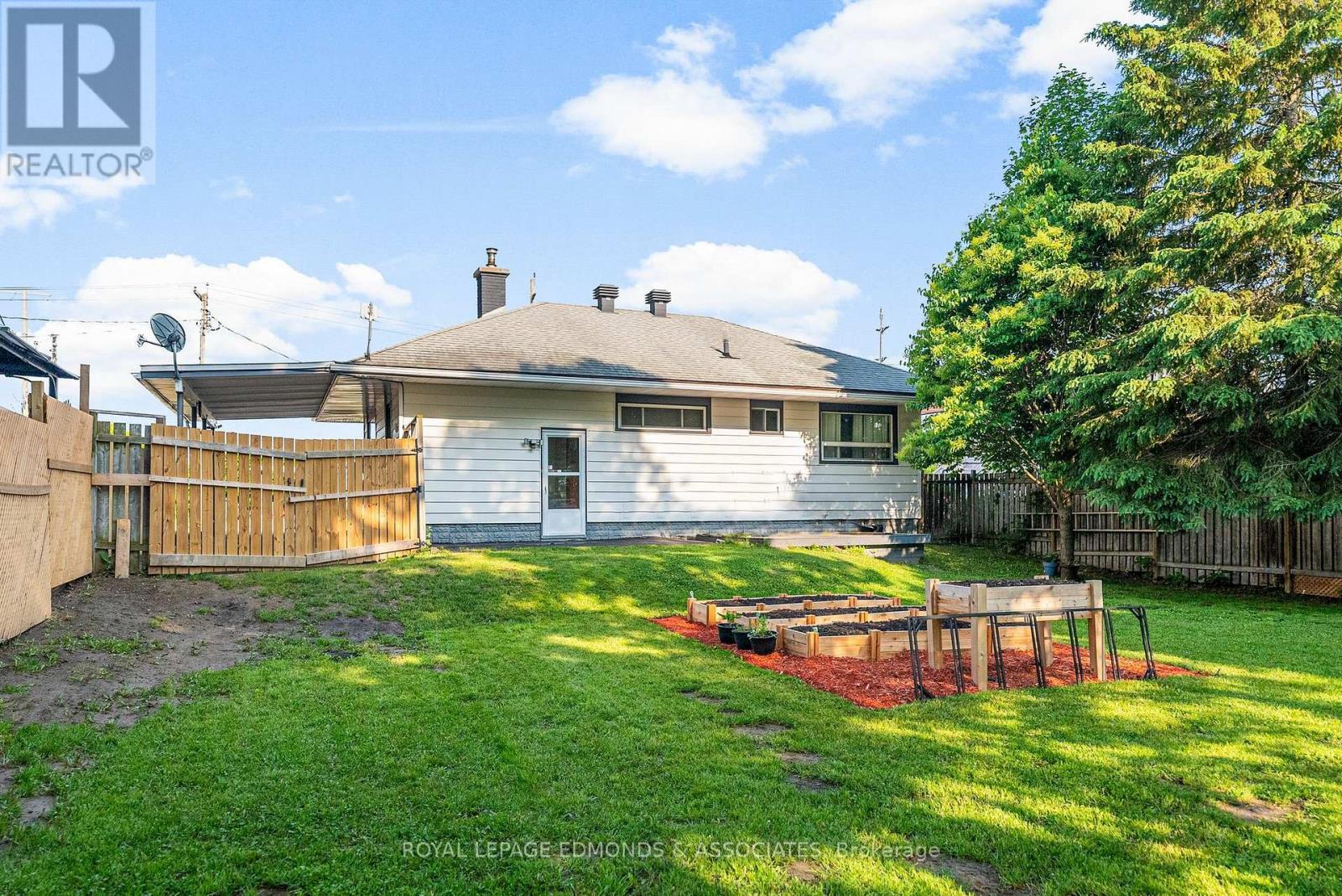 












391 FRASER STREET S

,
Pembroke,




Ontario
K8A1Y5


