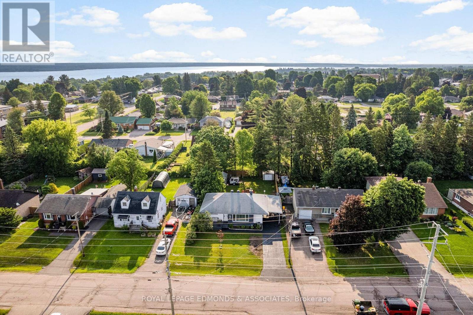 












391 FRASER STREET S

,
Pembroke,




Ontario
K8A1Y5

