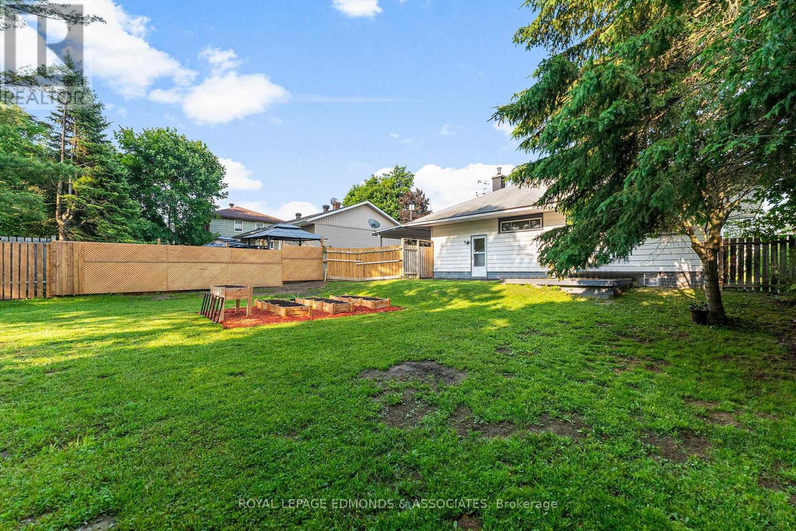 












391 FRASER STREET S

,
Pembroke,




Ontario
K8A1Y5

