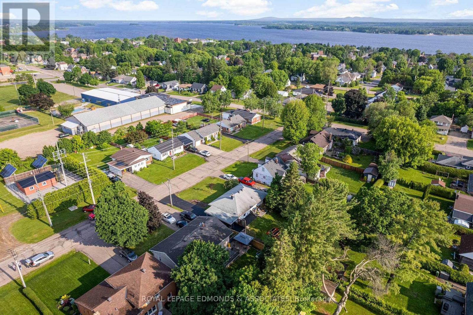 












391 FRASER STREET S

,
Pembroke,




Ontario
K8A1Y5

