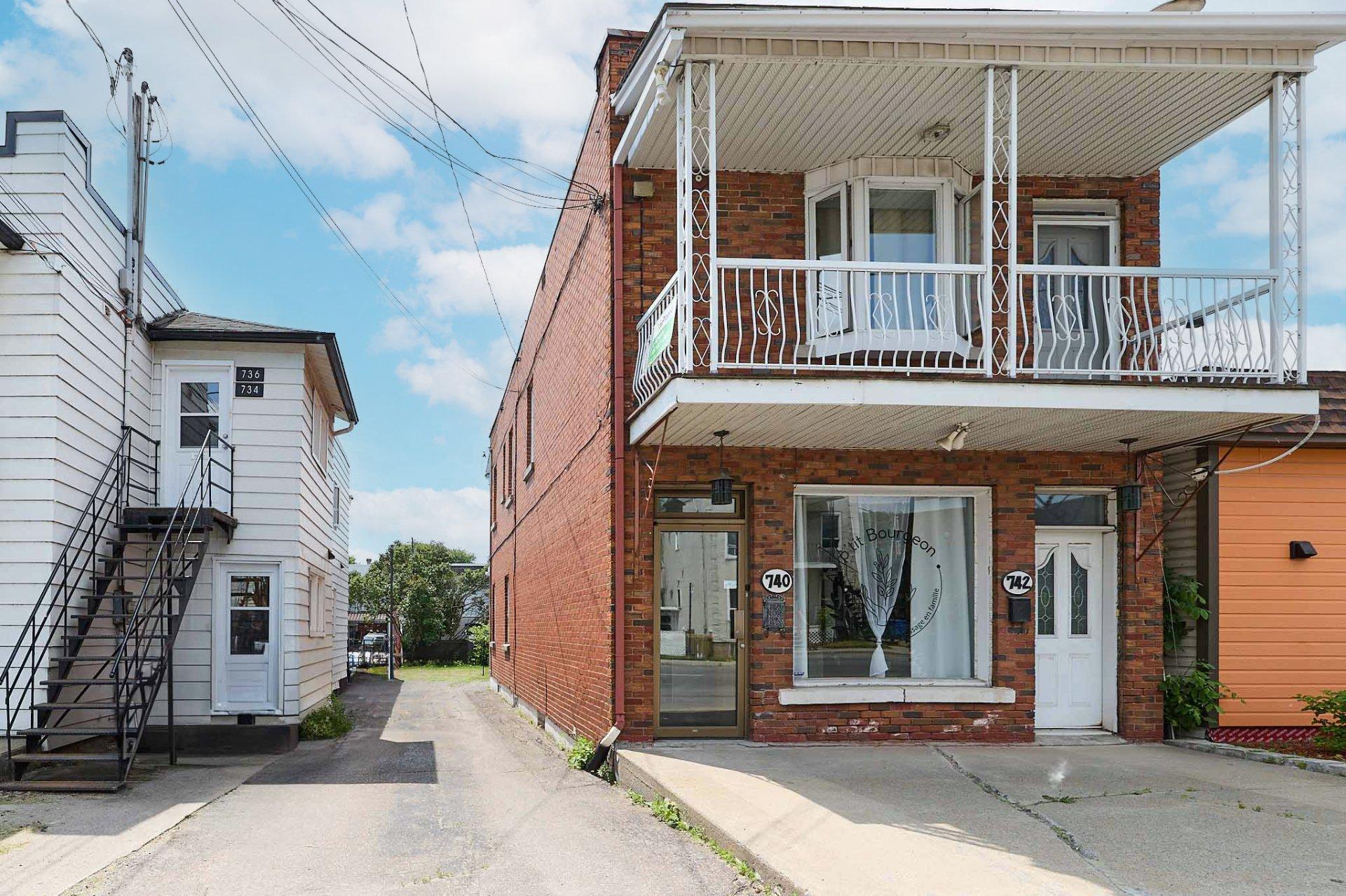 









740

 - 742


Rue St-Georges (St-Jerome)

,
Saint-Jérôme,




QC
J7Z5C6

