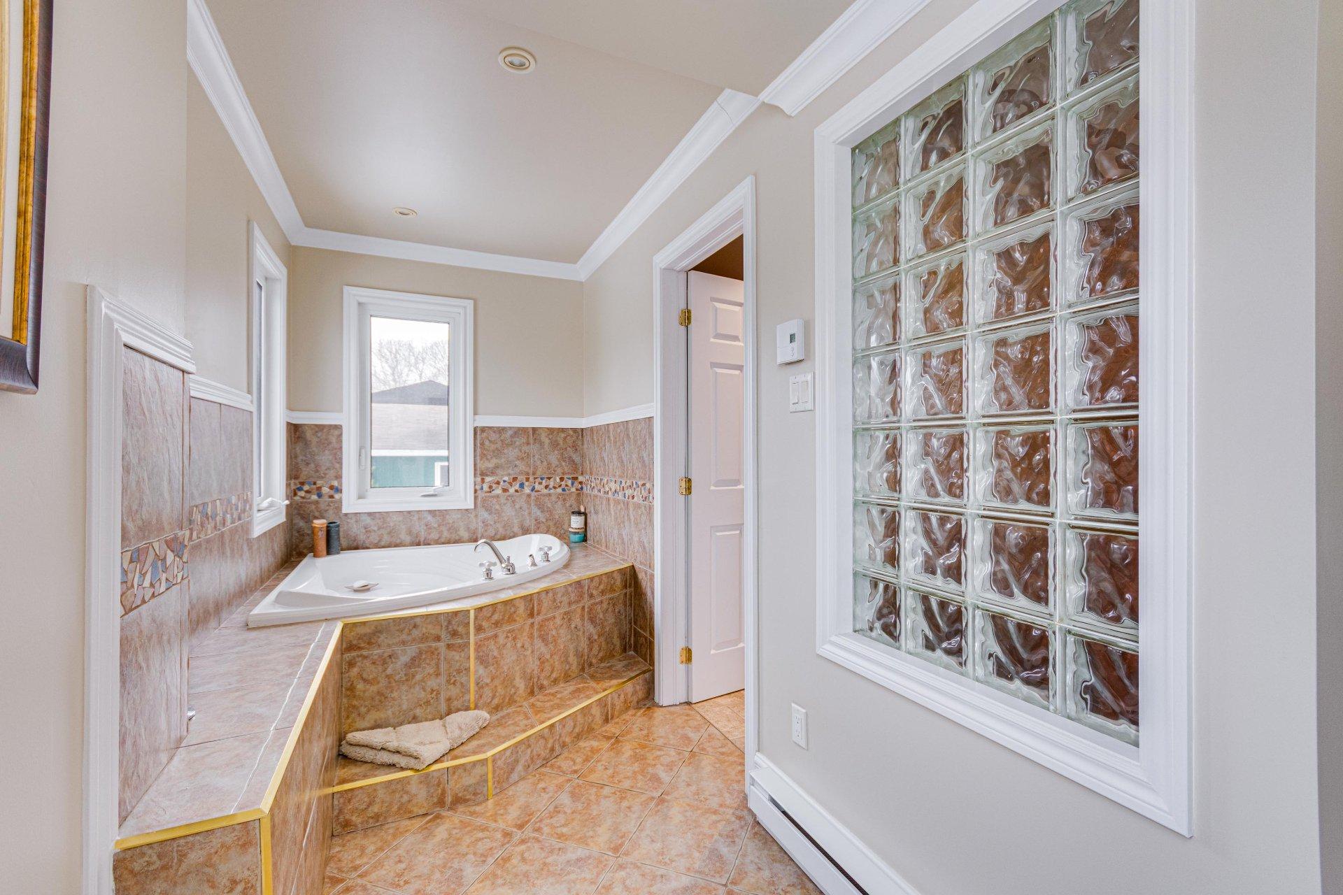 









146


Ch. du 6e-Rang

,
Val-des-Monts,




QC
J8N7R3


