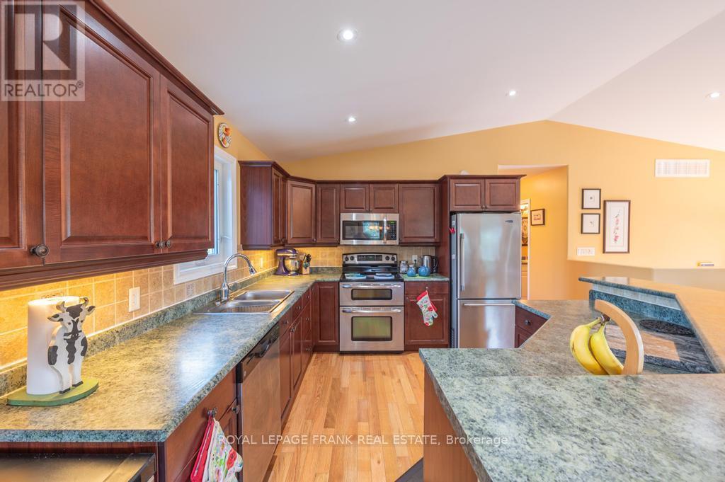 












406 LAKEHURST CIRCLE ROAD

,
Trent Lakes,




Ontario
K0L1J0

