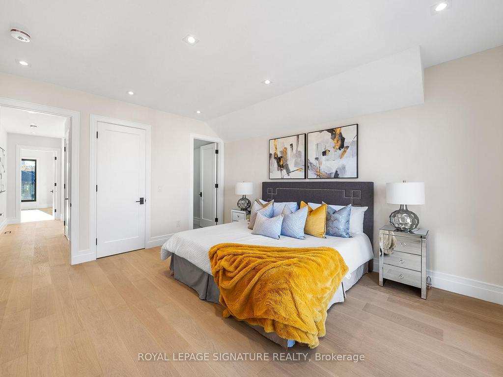 









551


Broadway

Avenue,
Toronto,




ON
M4G 2S2

