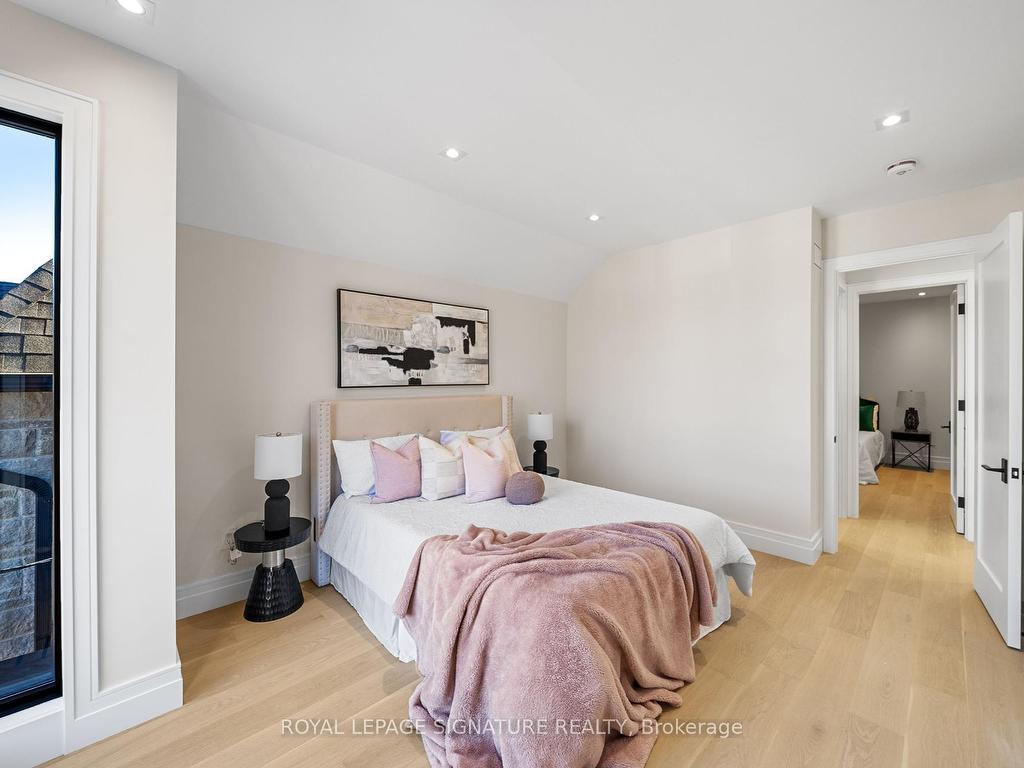 









551


Broadway

Avenue,
Toronto,




ON
M4G 2S2

