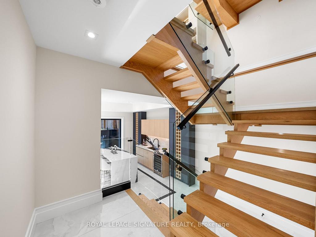 









551


Broadway

Avenue,
Toronto,




ON
M4G 2S2

