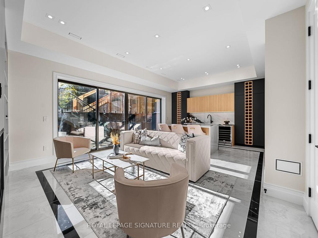 









551


Broadway

Avenue,
Toronto,




ON
M4G 2S2

