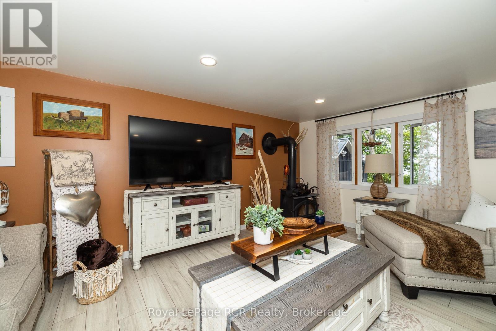 












809 BRUCE ROAD 13 ROAD

,
Native Leased Lands,




Ontario
N0H2L0

