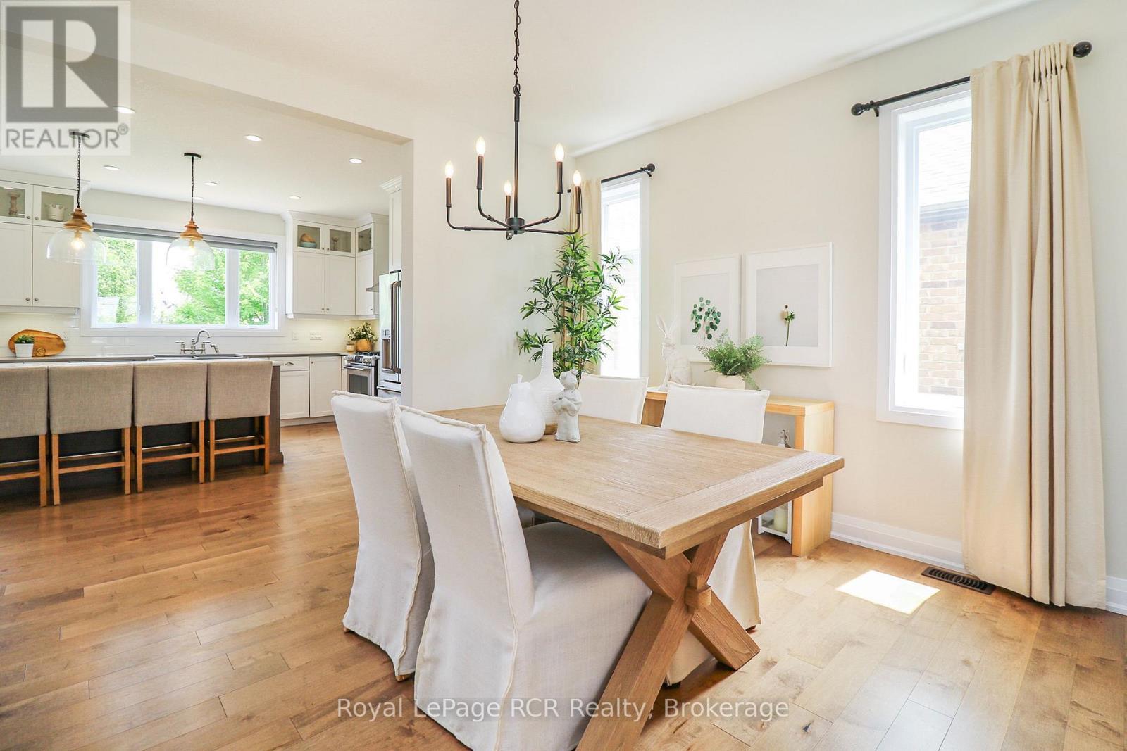 












7 PORTLAND STREET

,
Collingwood,




Ontario
L9Y2L3


